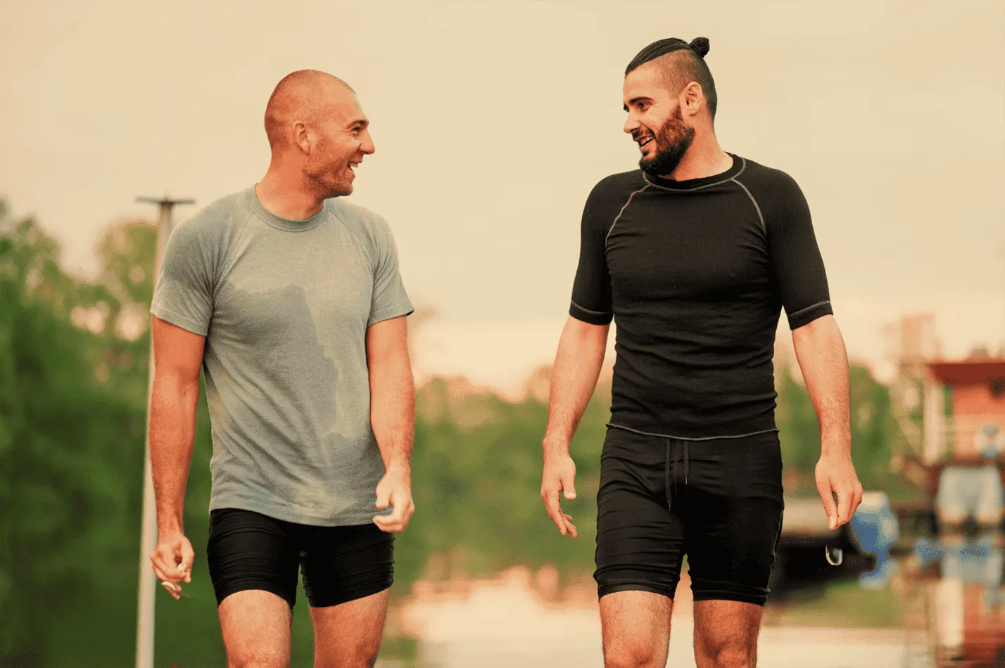 Dos personas caminando y riéndose después de entrenar